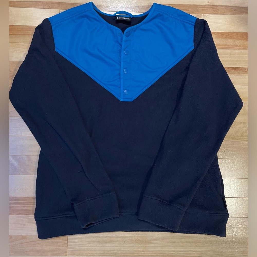 Men’s XL Cotopaxi two tone blue polar fleece crewneck sweater with snaps.